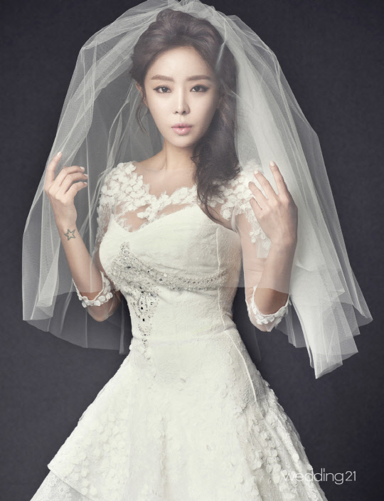 브라운 걸스 걸그룹 나르샤가 결혼을 앞두고 웨딩매거진 '월간웨딩21'과 제작한 화보가 새삼 주목받고 있다. 나르샤는 동갑내기 패션사업가와 다음 달 세이셸에서 '스몰웨딩'을 가질 예정이다. 월간웨딩21 제공